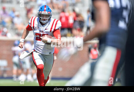 Oxford, MS, USA. 8. April 2017. Roten Quarterback Shea Patterson läuft Upfield im vierten Quartal eine NCAA College-Football-Frühling-Spiel Vaught Hemmingway-Stadion in Oxford, MS. Das rote Team gewann 31-29. Austin McAfee/CSM/Alamy Live-Nachrichten Stockfoto