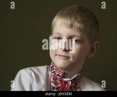 13. April 2017 - Porträt des Knaben in ukrainischer Sprache Shirt bestickt (Credit-Bild: © Igor Golovniov über ZUMA Draht) Stockfoto