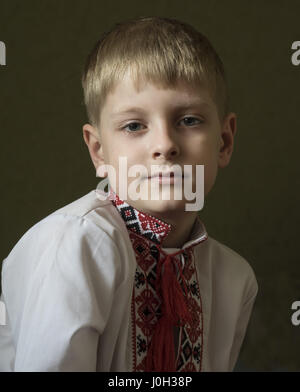 13. April 2017 - Porträt des Knaben in ukrainischer Sprache Shirt bestickt (Credit-Bild: © Igor Golovniov über ZUMA Draht) Stockfoto