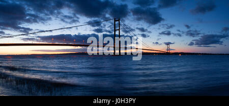 Barton-upon-Humber, North Lincolnshire, UK. 12. April 2017. Die Humber Bridge in der Dämmerung. Bildnachweis: LEE BEEL/Alamy Live-Nachrichten Stockfoto