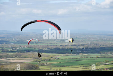 Brighton, UK. 13. April 2017. Etwa 50 Gleitschirme fielen über Devils Dyke nördlich von Brighton Vormittag mit perfekten Flugbedingungen Norden westlicher Wind und warme Thermik auf der South Downs in Sussex. Das Wetter wird voraussichtlich Kühler in ganz Großbritannien über Ostern Feiertag Credit: Simon Dack/Alamy Live News Stockfoto