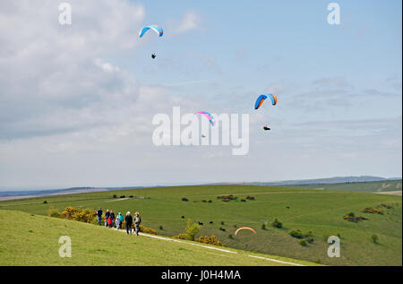 Brighton, UK. 13. April 2017. Etwa 50 Gleitschirme fielen über Devils Dyke nördlich von Brighton Vormittag mit perfekten Flugbedingungen Norden westlicher Wind und warme Thermik auf der South Downs in Sussex. Das Wetter wird voraussichtlich Kühler in ganz Großbritannien über Ostern Feiertag Credit: Simon Dack/Alamy Live News Stockfoto