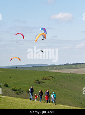 Brighton, UK. 13. April 2017. Etwa 50 Gleitschirme fielen über Devils Dyke nördlich von Brighton Vormittag mit perfekten Flugbedingungen Norden westlicher Wind und warme Thermik auf der South Downs in Sussex. Das Wetter wird voraussichtlich Kühler in ganz Großbritannien über Ostern Feiertag Credit: Simon Dack/Alamy Live News Stockfoto