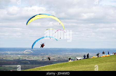 Brighton, UK. 13. April 2017. Etwa 50 Gleitschirme fielen über Devils Dyke nördlich von Brighton Vormittag mit perfekten Flugbedingungen Norden westlicher Wind und warme Thermik auf der South Downs in Sussex. Das Wetter wird voraussichtlich Kühler in ganz Großbritannien über Ostern Feiertag Credit: Simon Dack/Alamy Live News Stockfoto