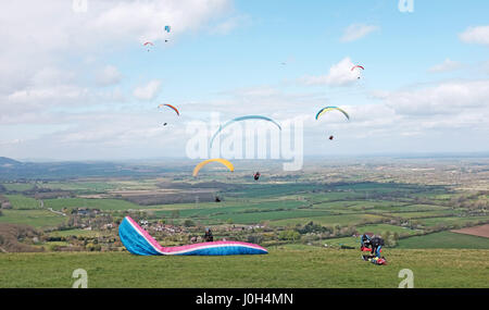 Brighton, UK. 13. April 2017. Etwa 50 Gleitschirme fielen über Devils Dyke nördlich von Brighton Vormittag mit perfekten Flugbedingungen Norden westlicher Wind und warme Thermik auf der South Downs in Sussex. Das Wetter wird voraussichtlich Kühler in ganz Großbritannien über Ostern Feiertag Credit: Simon Dack/Alamy Live News Stockfoto