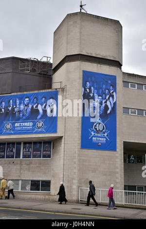 Tiegel, Sheffield, S Yorkshire, Vereinigtes Königreich. 13. April 2017. Einrichtung für die 40. Anninersary Snooker-WM auf den Tiegel in Sheffield Credit: Matthew Chattle/Alamy Live News Stockfoto