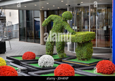 Tiegel, Sheffield, S Yorkshire, Vereinigtes Königreich. 13. April 2017. Einrichtung für die 40. Anninersary Snooker-WM auf den Tiegel in Sheffield Credit: Matthew Chattle/Alamy Live News Stockfoto