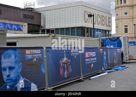 Tiegel, Sheffield, S Yorkshire, Vereinigtes Königreich. 13. April 2017. Einrichtung für die 40. Anninersary Snooker-WM auf den Tiegel in Sheffield Credit: Matthew Chattle/Alamy Live News Stockfoto