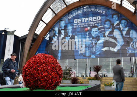 Tiegel, Sheffield, S Yorkshire, Vereinigtes Königreich. 13. April 2017. Einrichtung für die 40. Anninersary Snooker-WM auf den Tiegel in Sheffield Credit: Matthew Chattle/Alamy Live News Stockfoto