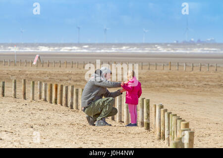 Southport, Merseyside. 13. April 2017. Großbritannien Wetter.  Einen kühlen, aber sonnigen Tag in der North West Badeort Southport in Merseyside.  Es wird einen luftigen Tag mit variablen Mengen von Cloud und sonnig aber dies wird nicht aufhören, Menschen, die in Richtung zum Strand für eine gute Zeit über die Schule Osterferien.  Bildnachweis: Cernan Elias/Alamy Live-Nachrichten Stockfoto