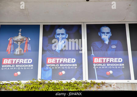 Tiegel, Sheffield, S Yorkshire, Vereinigtes Königreich. 13. April 2017. Einrichtung für die 40. Anninersary Snooker-WM auf den Tiegel in Sheffield Credit: Matthew Chattle/Alamy Live News Stockfoto