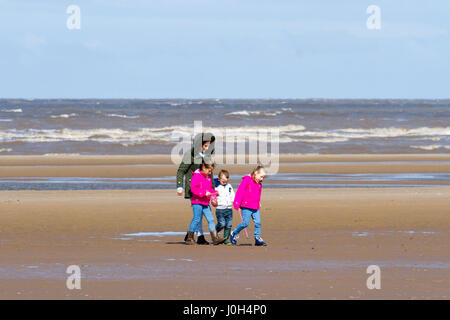 Southport, Merseyside. 13. April 2017. Großbritannien Wetter.  Einen kühlen, aber sonnigen Tag in der North West Badeort Southport in Merseyside.  Es wird einen luftigen Tag mit variablen Mengen von Cloud und sonnig aber dies wird nicht aufhören, Menschen, die in Richtung zum Strand für eine gute Zeit über die Schule Osterferien.  Bildnachweis: Cernan Elias/Alamy Live-Nachrichten Stockfoto