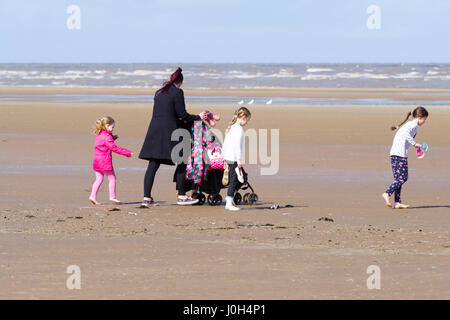 Southport, Merseyside. 13. April 2017. Großbritannien Wetter.  Einen kühlen, aber sonnigen Tag in der North West Badeort Southport in Merseyside.  Es wird einen luftigen Tag mit variablen Mengen von Cloud und sonnig aber dies wird nicht aufhören, Menschen, die in Richtung zum Strand für eine gute Zeit über die Schule Osterferien.  Bildnachweis: Cernan Elias/Alamy Live-Nachrichten Stockfoto