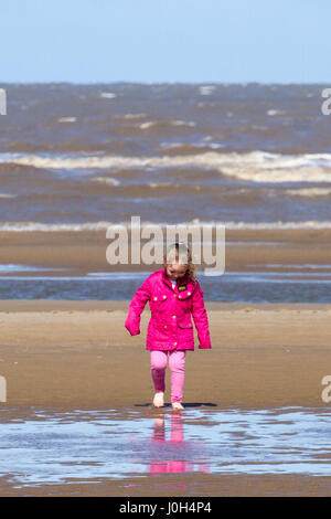 Southport, Merseyside. 13. April 2017. Großbritannien Wetter.  Einen kühlen, aber sonnigen Tag in der North West Badeort Southport in Merseyside.  Es wird einen luftigen Tag mit variablen Mengen von Cloud und sonnig aber dies wird nicht aufhören, Menschen, die in Richtung zum Strand für eine gute Zeit über die Schule Osterferien.  Bildnachweis: Cernan Elias/Alamy Live-Nachrichten Stockfoto