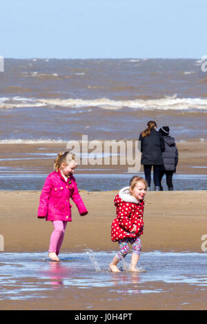 Southport, Merseyside. 13. April 2017. Großbritannien Wetter.  Einen kühlen, aber sonnigen Tag in der North West Badeort Southport in Merseyside.  Es wird einen luftigen Tag mit variablen Mengen von Cloud und sonnig aber dies wird nicht aufhören, Menschen, die in Richtung zum Strand für eine gute Zeit über die Schule Osterferien.  Bildnachweis: Cernan Elias/Alamy Live-Nachrichten Stockfoto