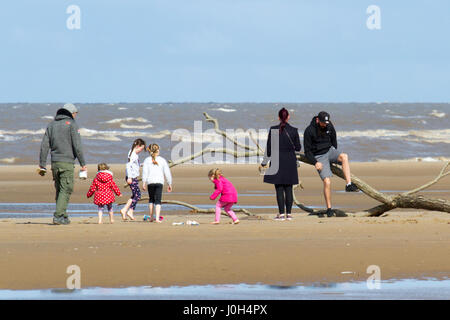 Southport, Merseyside. 13. April 2017. Großbritannien Wetter.  Einen kühlen, aber sonnigen Tag in der North West Badeort Southport in Merseyside.  Es wird einen luftigen Tag mit variablen Mengen von Cloud und sonnig aber dies wird nicht aufhören, Menschen, die in Richtung zum Strand für eine gute Zeit über die Schule Osterferien.  Bildnachweis: Cernan Elias/Alamy Live-Nachrichten Stockfoto