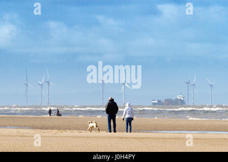 Southport, Merseyside. 13. April 2017. Großbritannien Wetter.  Einen kühlen, aber sonnigen Tag in der North West Badeort Southport in Merseyside.  Es wird einen luftigen Tag mit variablen Mengen von Cloud und sonnig aber dies wird nicht aufhören, Menschen, die in Richtung zum Strand für eine gute Zeit über die Schule Osterferien.  Bildnachweis: Cernan Elias/Alamy Live-Nachrichten Stockfoto