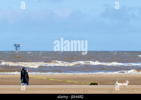 Southport, Merseyside. 13. April 2017. Großbritannien Wetter.  Einen kühlen, aber sonnigen Tag in der North West Badeort Southport in Merseyside.  Es wird einen luftigen Tag mit variablen Mengen von Cloud und sonnig aber dies wird nicht aufhören, Menschen, die in Richtung zum Strand für eine gute Zeit über die Schule Osterferien.  Bildnachweis: Cernan Elias/Alamy Live-Nachrichten Stockfoto