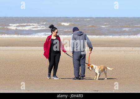 Southport, Merseyside. 13. April 2017. Großbritannien Wetter.  Einen kühlen, aber sonnigen Tag in der North West Badeort Southport in Merseyside.  Es wird einen luftigen Tag mit variablen Mengen von Cloud und sonnig aber dies wird nicht aufhören, Menschen, die in Richtung zum Strand für eine gute Zeit über die Schule Osterferien.  Bildnachweis: Cernan Elias/Alamy Live-Nachrichten Stockfoto