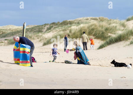 Southport, Merseyside. 13. April 2017. Großbritannien Wetter.  Einen kühlen, aber sonnigen Tag in der North West Badeort Southport in Merseyside.  Es wird einen luftigen Tag mit variablen Mengen von Cloud und sonnig aber dies wird nicht aufhören, Menschen, die in Richtung zum Strand für eine gute Zeit über die Schule Osterferien.  Bildnachweis: Cernan Elias/Alamy Live-Nachrichten Stockfoto