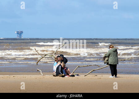 Southport, Merseyside. 13. April 2017. Großbritannien Wetter.  Einen kühlen, aber sonnigen Tag in der North West Badeort Southport in Merseyside.  Es wird einen luftigen Tag mit variablen Mengen von Cloud und sonnig aber dies wird nicht aufhören, Menschen, die in Richtung zum Strand für eine gute Zeit über die Schule Osterferien.  Bildnachweis: Cernan Elias/Alamy Live-Nachrichten Stockfoto