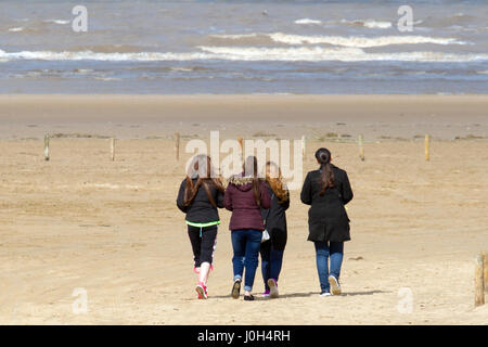 Southport, Merseyside. 13. April 2017. Großbritannien Wetter.  Einen kühlen, aber sonnigen Tag in der North West Badeort Southport in Merseyside.  Es wird einen luftigen Tag mit variablen Mengen von Cloud und sonnig aber dies wird nicht aufhören, Menschen, die in Richtung zum Strand für eine gute Zeit über die Schule Osterferien.  Bildnachweis: Cernan Elias/Alamy Live-Nachrichten Stockfoto