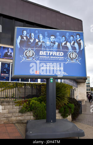 Tiegel, Sheffield, S Yorkshire, Vereinigtes Königreich. 13. April 2017. Einrichtung für die 40. Anninersary Snooker-WM auf den Tiegel in Sheffield Stockfoto