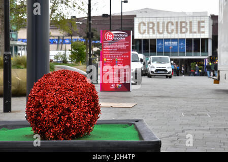 Tiegel, Sheffield, S Yorkshire, Vereinigtes Königreich. 13. April 2017. Einrichtung für die 40. Anninersary Snooker-WM auf den Tiegel in Sheffield Stockfoto