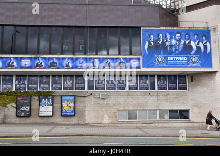 Tiegel, Sheffield, S Yorkshire, Vereinigtes Königreich. 13. April 2017. Einrichtung für die 40. Anninersary Snooker-WM auf den Tiegel in Sheffield Stockfoto