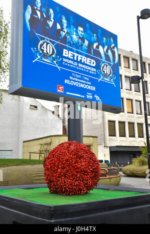 Tiegel, Sheffield, S Yorkshire, Vereinigtes Königreich. 13. April 2017. Einrichtung für die 40. Anninersary Snooker-WM auf den Tiegel in Sheffield Stockfoto