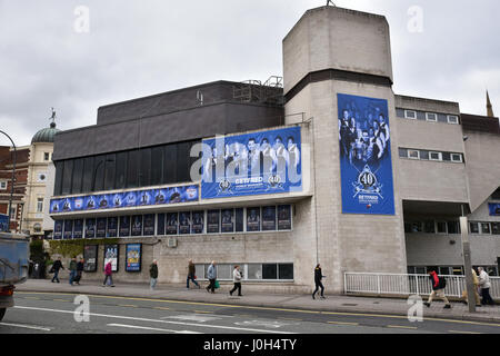 Tiegel, Sheffield, S Yorkshire, Vereinigtes Königreich. 13. April 2017. Einrichtung für die 40. Anninersary Snooker-WM auf den Tiegel in Sheffield Stockfoto