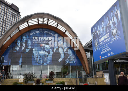 Tiegel, Sheffield, S Yorkshire, Vereinigtes Königreich. 13. April 2017. Einrichtung zum 40. Jahrestag Snooker World Championships in den Tiegel in Sheffield Stockfoto