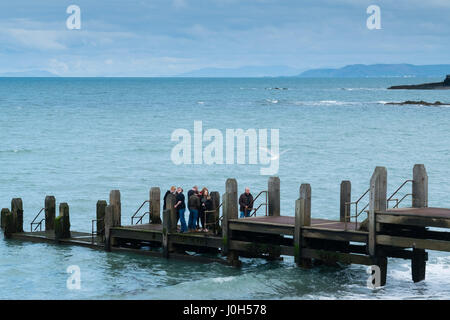 Aberystwyth Wales UK, Donnerstag, 13. April 2017 UK Wetter: Menschen auf dem Meer Steg an einem kalten aber hellen und luftigen Tag in Aberystwyth, Wales, am Vorabend des Ostern Bank Holiday Wochenende Bildnachweis: Keith Morris/Alamy Live News Stockfoto