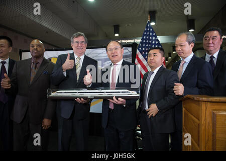 Los Angeles, USA. 12. April 2017. China Railway Rolling Stock Corporation (CRRC) Präsident Xi Guohua (4. R) besucht die Unterzeichnungszeremonie in Los Angeles, USA, 12. April 2017. LA Metro am Mittwoch einen 647 Millionen US-Dollar-Vertrag, 282 Triebwagen von CRRC zu kaufen. Bildnachweis: Yang Lei/Xinhua/Alamy Live-Nachrichten Stockfoto