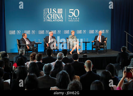 (170413)--NEW YORK, 13. April 2017 (Xinhua)--(L-R) Peter Cohen, Chairman und CEO von Cowen Group, Olivier er, CEO der multinationalen Pharmaunternehmen Sanofi, Ellen Kullman, ehemaliger Vorsitzender und CEO von DuPont und Steve Orlins, Präsident des National Committee on US-chinesischen Beziehungen, besuchen Sie eine Veranstaltung organisiert von der National Committee on US-chinesischen Beziehungen, die globalen Führungskräfte zu reden, die Bemühungen um China-US Relationen im Geschäftsfeld in New York eingeladen hat , den Vereinigten Staaten, 12. April 2017. US-Unternehmer sagen eine starke Handel relat Stockfoto