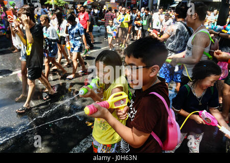 Bangkok, Thailand. 13. April 2017. Mitmachen in einer Wasserschlacht anlässlich Songkran Festival in Bangkok, Thailand, 13. April 2017. Songkran Festival, auch bekannt als Wasser-Festival wird in Thailand als die traditionellen Neujahr gefeiert normalerweise am 13. April bis 15 fällt. Bildnachweis: Li Mangmang/Xinhua/Alamy Live-Nachrichten Stockfoto