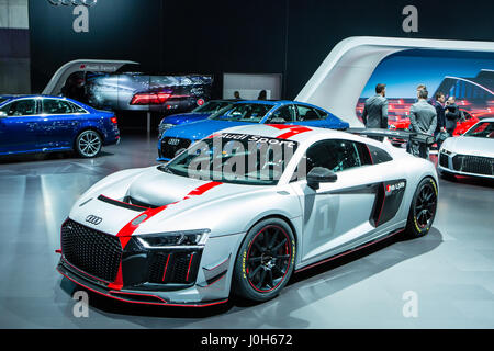 New York, USA. 12. April 2017. Der Audi R8 LMS GT4, die am 11. April 2017, im Vorfeld der New York Auto Show angekündigt wurde verfügt über eine 5,2 L, 495 PS V10-Benzin-Motor, längs vor der Hinterachse montiert. Es geht von 0 to100 km/h weniger als 4 Sekunden, mit einer Höchstgeschwindigkeit über 250km/h, und wird als Rennauto Verbraucher vermarktet. Bildnachweis: VWPics/Alamy Live-Nachrichten Stockfoto