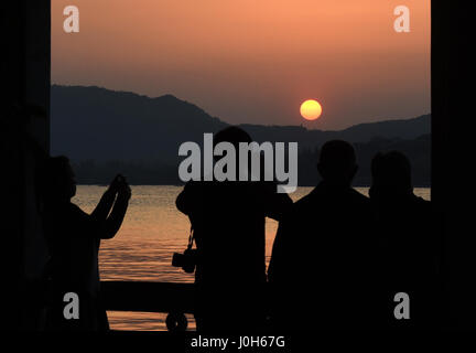 Hangzhou, China Zhejiang Provinz. 13. April 2017. Menschen beobachten Sonnenuntergang am Westsee in Hangzhou, Hauptstadt der ostchinesischen Provinz Zhejiang, 13. April 2017. Bildnachweis: Han Chuanhao/Xinhua/Alamy Live-Nachrichten Stockfoto