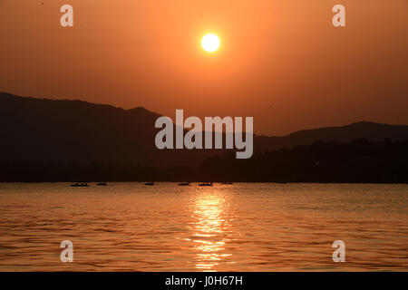 Hangzhou, China Zhejiang Provinz. 13. April 2017. Die Sonne geht auf dem Westsee in Hangzhou, Hauptstadt der ostchinesischen Provinz Zhejiang, 13. April 2017. Bildnachweis: Han Chuanhao/Xinhua/Alamy Live-Nachrichten Stockfoto