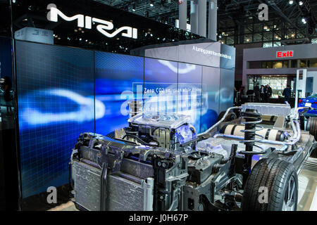 New York, USA. 12. April 2017. Das Chassis und Motor von 2017 Toyota Mirai eine Wasserstoff-Brennstoffzelle angetrieben Limousine mit einer Reichweite von 312 Meilen. Die Wasserstoff-Brennstoffzelle erzeugt keine CO2-Emissionen. Bildnachweis: VWPics/Alamy Live-Nachrichten Stockfoto