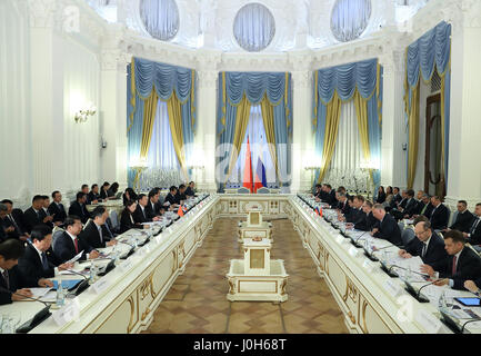 Moskau, Russland. 12. April 2017. Chinesischer Vize-Premier Zhang Gaoli und russische erste Vizepremierminister Igor Shuvalov Ko-Vorsitzende die vierte Sitzung des Investment Kooperationsausschusses China-Russland in Moskau, Russland, 12. April 2017. Bildnachweis: Wang Ye/Xinhua/Alamy Live-Nachrichten Stockfoto