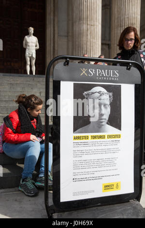 London, UK. 13. April 2017. Mark Wallingers "Ecce-Homo", die erste Skulptur auf der Fourth Plinth am Trafalgar Square steht an der Spitze der Schritte außerhalb St. Pauls Cathedral im Rahmen einer Zusammenarbeit zwischen der Bildhauer, der Kathedrale und Amnesty International. Die Skulptur soll das Schicksal derjenigen, die Folter, Ausführung oder Haft für ihre politische, religiöse oder andere Überzeugungen konfrontiert. Bildnachweis: Mark Kerrison/Alamy Live-Nachrichten Stockfoto