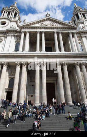 London, UK. 13. April 2017. Mark Wallingers "Ecce-Homo", die erste Skulptur auf der Fourth Plinth am Trafalgar Square steht an der Spitze der Schritte außerhalb St. Pauls Cathedral im Rahmen einer Zusammenarbeit zwischen der Bildhauer, der Kathedrale und Amnesty International. Die Skulptur soll das Schicksal derjenigen, die Folter, Ausführung oder Haft für ihre politische, religiöse oder andere Überzeugungen konfrontiert. Bildnachweis: Mark Kerrison/Alamy Live-Nachrichten Stockfoto