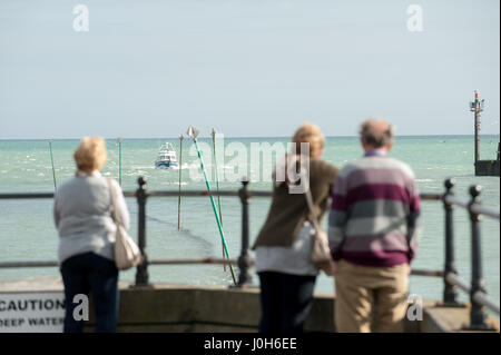 Die Menschen beobachten, wie ein Fischerboot kehrt zum Hafen in Littlehampton, West Sussex, England. Stockfoto