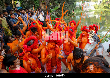 Munshiganj, Bangladesch. 13. April 2017. Bangladeshi Hindu Anhänger beteiligen sich Lal Kach Festival während des letzten Tages des Bengali Kalenders. Hundert Jahr Tradition, Hindu Anhänger nehmen Teil in diesem Tanzfestival. Bei diesem Festival der Jugend Hindus bemalen sich mit Zinnober und eine Prozession halten Schwerter zu besuchen, da sie macht gegen das Böse zeigen und die Bengali neues Jahr 1424 begrüßen. Bildnachweis: Muhammad Mostafigur Rahman/Alamy Live-Nachrichten Stockfoto