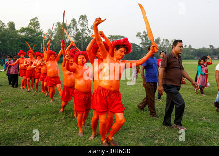 Munshiganj, Bangladesch. 13. April 2017. Bangladeshi Hindu Anhänger beteiligen sich Lal Kach Festival während des letzten Tages des Bengali Kalenders. Hundert Jahr Tradition, Hindu Anhänger nehmen Teil in diesem Tanzfestival. Bei diesem Festival der Jugend Hindus bemalen sich mit Zinnober und eine Prozession halten Schwerter zu besuchen, da sie macht gegen das Böse zeigen und die Bengali neues Jahr 1424 begrüßen. Bildnachweis: Muhammad Mostafigur Rahman/Alamy Live-Nachrichten Stockfoto