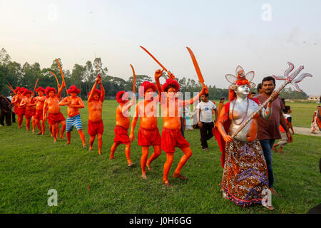 Munshiganj, Bangladesch. 13. April 2017. Bangladeshi Hindu Anhänger beteiligen sich Lal Kach Festival während des letzten Tages des Bengali Kalenders. Hundert Jahr Tradition, Hindu Anhänger nehmen Teil in diesem Tanzfestival. Bei diesem Festival der Jugend Hindus bemalen sich mit Zinnober und eine Prozession halten Schwerter zu besuchen, da sie macht gegen das Böse zeigen und die Bengali neues Jahr 1424 begrüßen. Bildnachweis: Muhammad Mostafigur Rahman/Alamy Live-Nachrichten Stockfoto