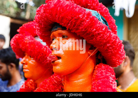 Munshiganj, Bangladesch. 13. April 2017. Ein Hindu aus Bangladesch Anhänger beteiligt sich an Lal Kach Festival während des letzten Tages des Bengali Kalenders. Hundert Jahr Tradition, Hindu Anhänger nehmen Teil in diesem Tanzfestival. Bei diesem Festival der Jugend Hindus bemalen sich mit Zinnober und eine Prozession halten Schwerter zu besuchen, da sie macht gegen das Böse zeigen und die Bengali neues Jahr 1424 begrüßen. Bildnachweis: Muhammad Mostafigur Rahman/Alamy Live-Nachrichten Stockfoto