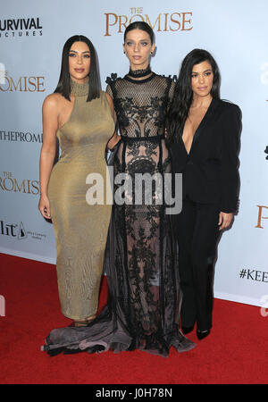 Hollywood, Kalifornien, USA. 12. April 2017. 12. April 2017 - Hollywood, Kalifornien - Kim Kardashian West, Angela Sarafyan, Kourtney Kardashian. Premiere des Open Road Films "The Promise" statt auf TCL Chinese Theatre. Bildnachweis: ZUMA Press, Inc./Alamy Live-Nachrichten Stockfoto