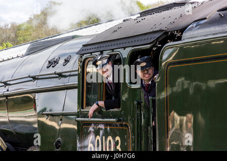 Horsted Keynes Railway Station, Sussex, UK. 13. April 2017. Die Welt-berühmten Flying Scotsman verbindet anderen Dampflokomotiven während seiner Besuche in der Bluebell Railway in den Süden von England Kredit: Alan Fraser/Alamy Live News Stockfoto